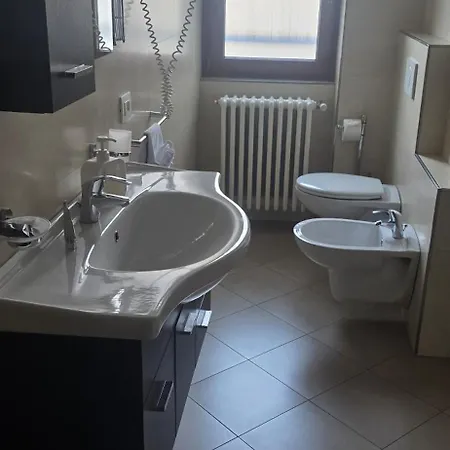 Πανσιόν Ca' Tunin- Ideale Per Il Trenino Rosso- A Pochi Minuti A Piedi Dalla Stazione